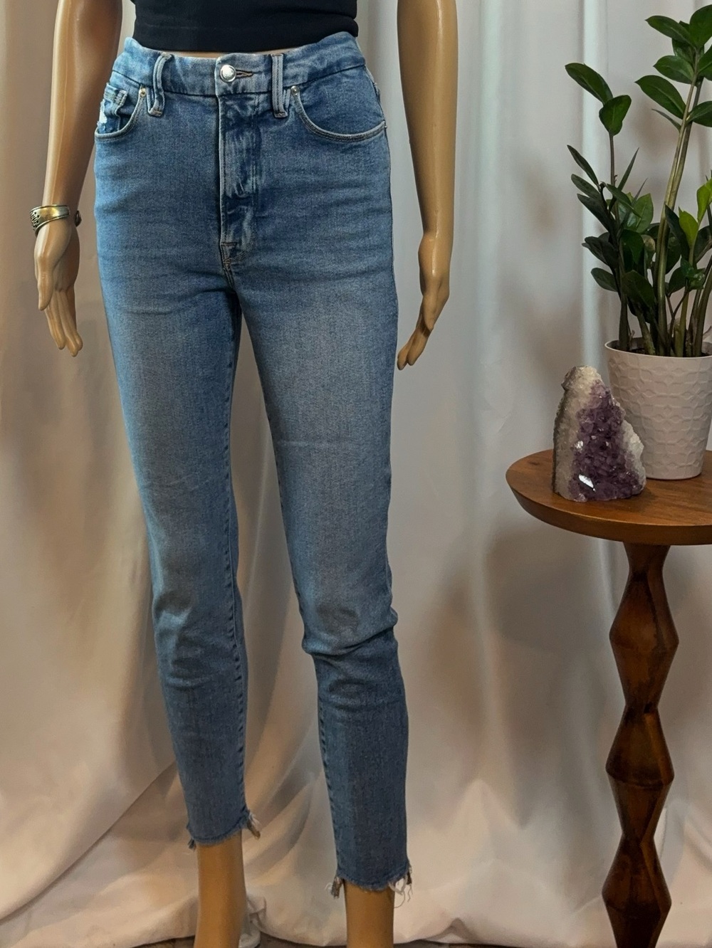 Good American Good Waist Step Hem Jeans Size 6 / 28 Frayed Waist Button Denim